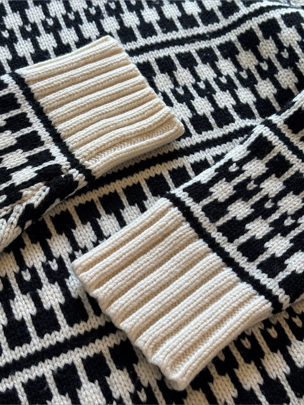 JASON WU • $475 • 22.5” PTP • Intarsia Crewneck Sweater black white • Fall 2024 - Picture 4 of 10